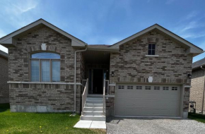 A 3 bedroom home! 5 mins away from DT & The Bay!